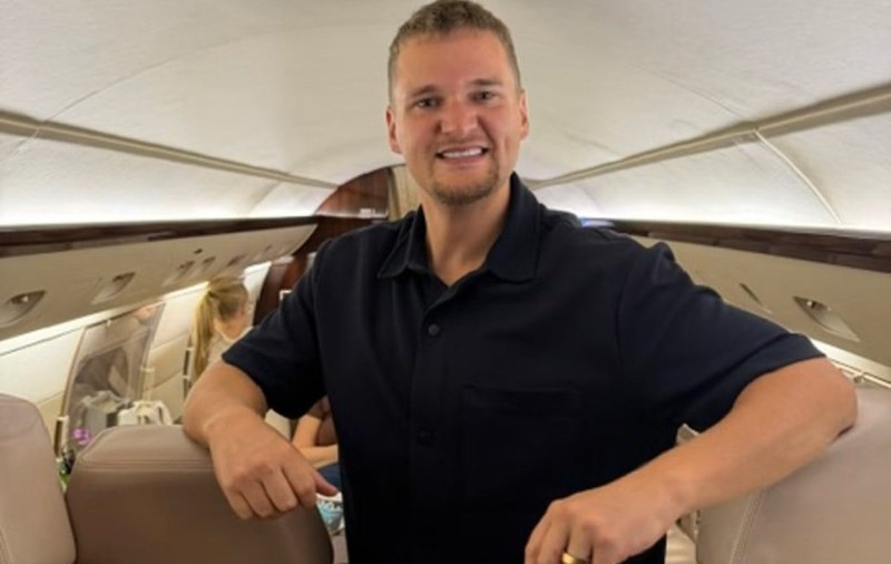 Un om de afaceri insistă că Dubaiul este sigur, deși a plătit 173.000 de euro ca să plece de acolo cu un avion privat: „Nu din cauza rachetelor”