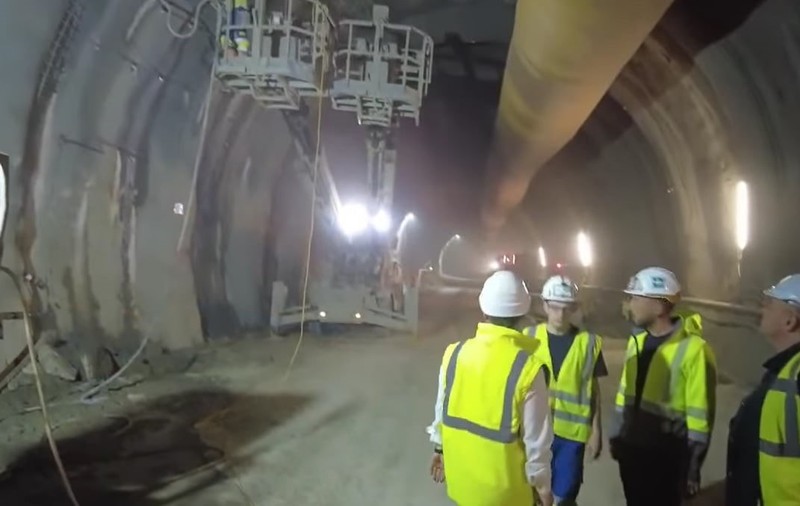 Imagini din interiorul primului tunel rutier pentru o autostradă construit în România, pe sub Dealul Momaia, în Argeș