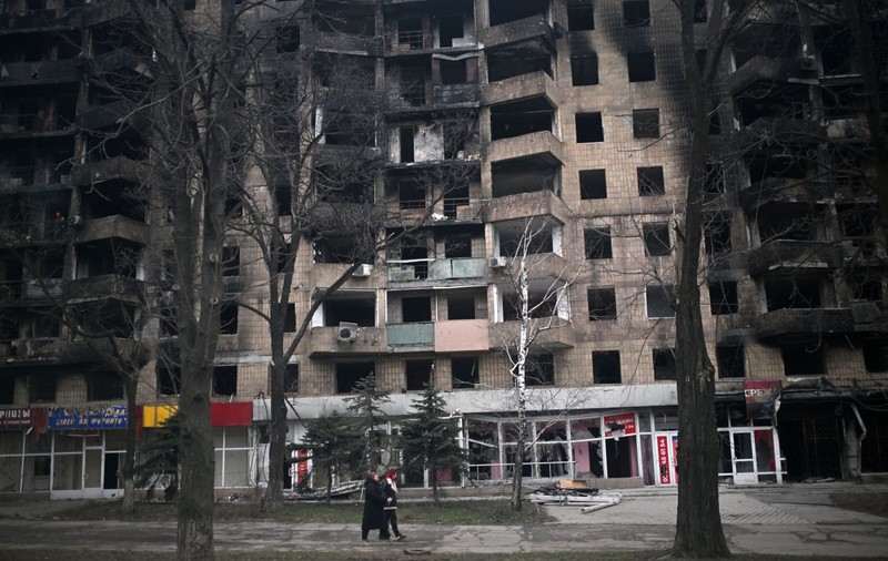 Un an de la căderea Mariupolului. Viața celor rămași în orașul distrus. „Trăim frugal. Pâine, apă, câțiva cârnați. Asta este tot”