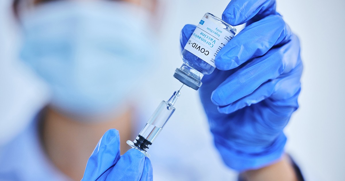 Persoană, mână și flacon de vaccin cu ac pentru tratament sau controlul virusului, bolii și flacon cu lichid. Lucrătoare medicală, rapel și injecție pentru imunizare, prevenire și vindecare pentru covid 19.