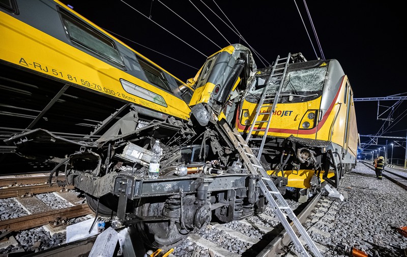 Patru morţi şi zeci de răniţi în Cehia, după ce un tren de pasageri și un marfar s-au ciocnit