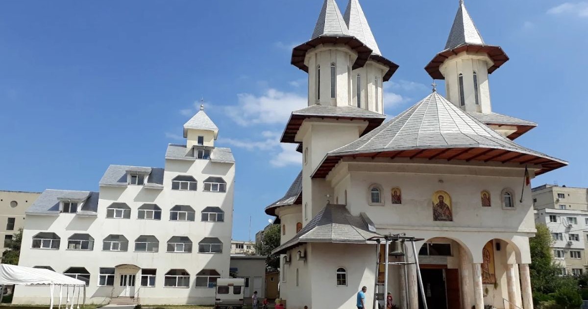 Biserica Sfântul Vasile cel Mare din Constanța, cu două turle, și o altă clădire construită lângă
