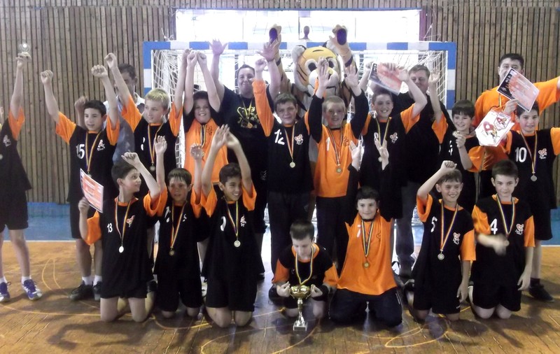 Mama handbalistului Alexandru Csepreghi antrenează noua campioană a României la minihandbal