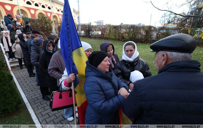 Imagini cu presupuși basarabeni aduși cu avionul din Rusia să voteze. Secția din Belarus, neobișnuit de aglomerată | VIDEO