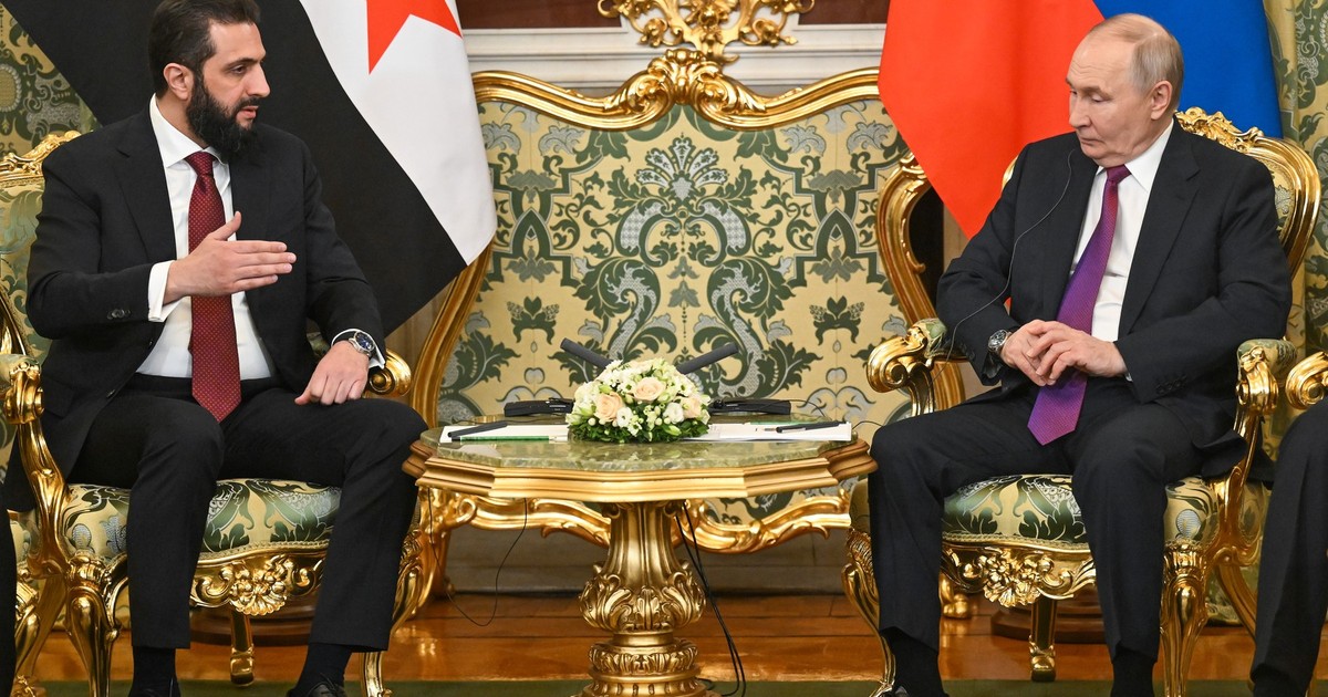 Discuție între Vladimir Putin (dreapta) și Ahmed al-Sharaa, omul care l-a înlăturat de la putere pe Bashar al-Assad, fostul aliat al Kremlinului Foto: Profimedia
