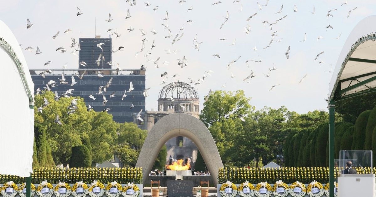 Mulți porumbei sunt eliberați în timpul unei ceremonii pentru victimele bombei atomice, în Parcul Memorial al Păcii , Hiroshima, 6 august 2025, cu ocazia celei de-a 80-a aniversări a bombardamentului atomic de la Hiroshima