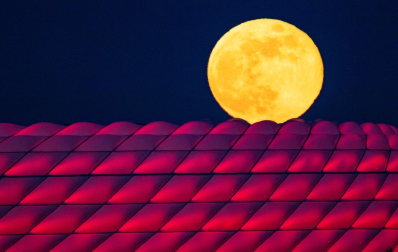 VIDEO | Imagini spectaculoase cu superluna, ultimul fenomen astronomic de acest fel din anul acesta