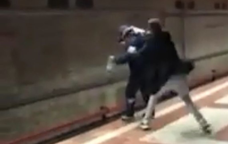 VIDEO | Imagini șocante în stația de metrou Piața Sudului. Un student a salvat un om care voia să se arunce în fața trenului