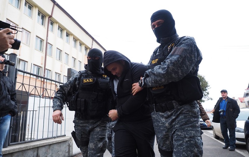 Suspecţii a peste 100 de furturi din maşini, duşi cu mascaţii la audieri! GALERIE FOTO