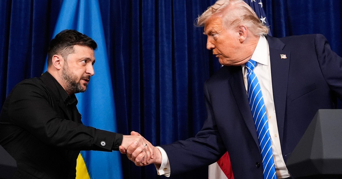 Donald Trump și Volodimir Zelenski își dau mâna la Mar-a-Lago Foto: Profimedia