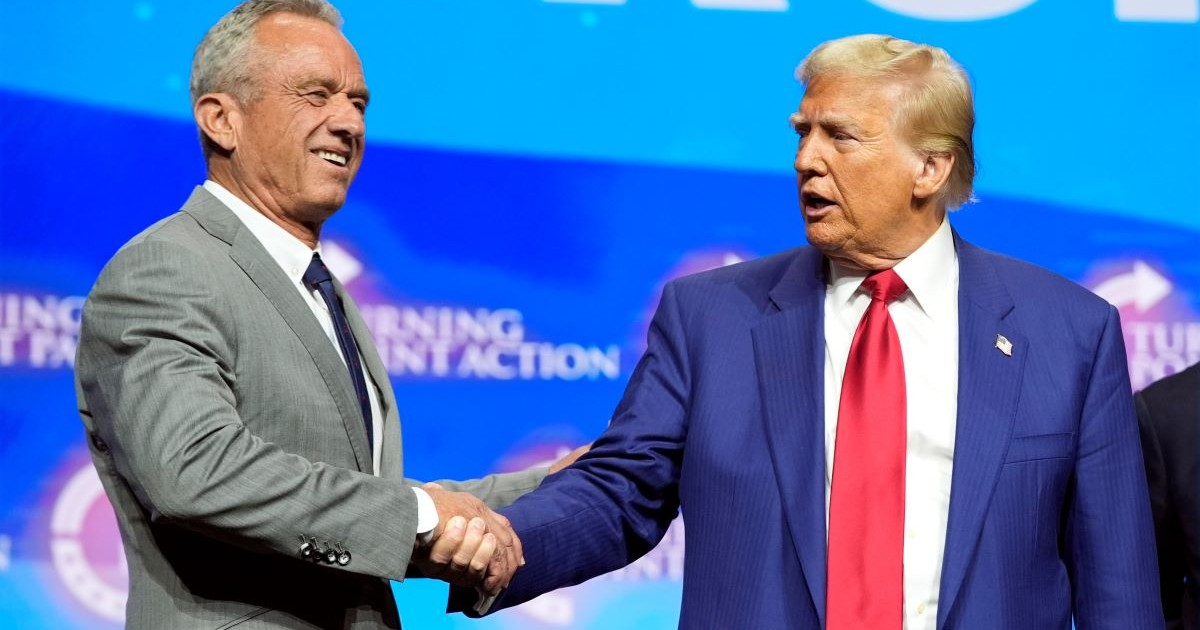 Donald Trump dă mâna cu Robert F. Kennedy Jr., la un miting de campanie Turning Point Action, pe 23 octombrie 2024, în Duluth, Georgia Foto: Profimedia