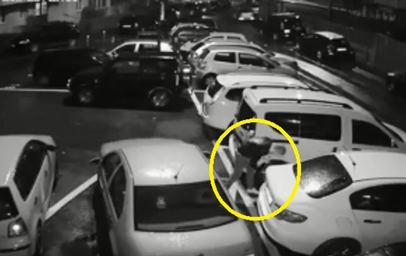 VIDEO | Un clujean a fost filmat în timp ce tăia cauciucurile mașinilor într-o parcare