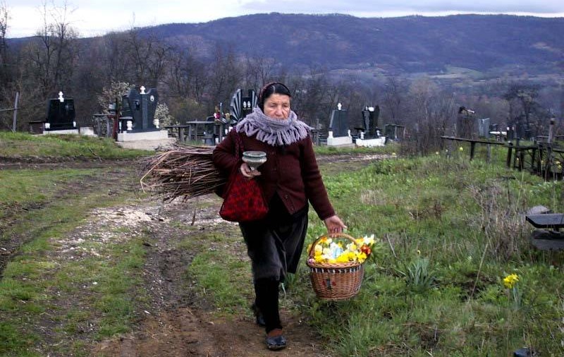REPORTAJ/ Paștele în Banat. Obiceiul focurilor în cimitire dispare încet-încet: "Tot mai mult, cei de acasă pleacă la cei plecați”