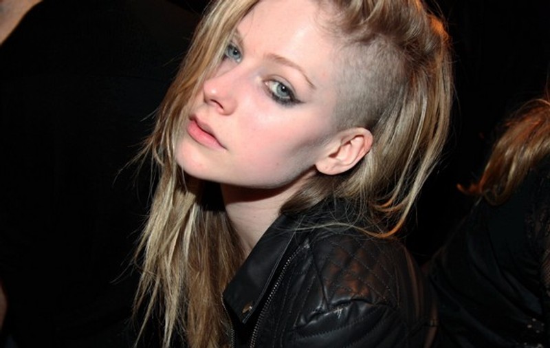 Avril Lavigne şi-a schimbat look-ul. Îţi place freza nebună a cântăreţei? | FOTO