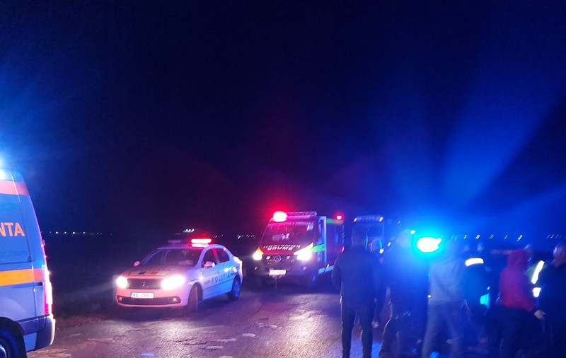 O mașină cu migranți s-a răsturnat în Timiș. Doi oameni au murit, 10 au fost răniți, șoferul e căutat