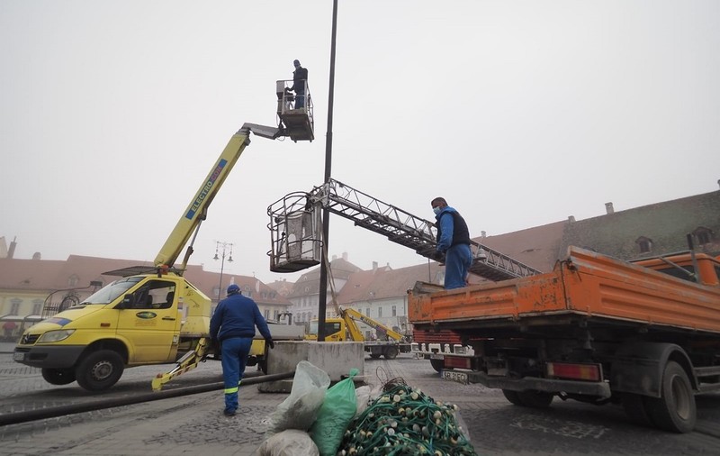 Sibiul se pregăteşte pentru târgul de Crăciun. Bradul de 130.000 de euro, montat în Piața Mare din centrul oraşului