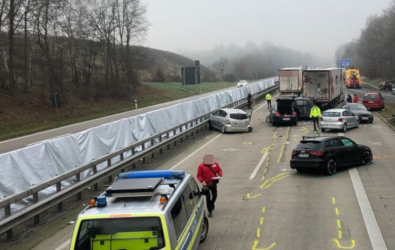 Şofer român de TIR, implicat într-un grav accident cu 12 maşini în Germania. Bilanț tragic: 2 morți și 6 răniți