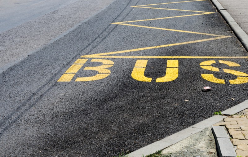 În Ploiești, pentru că nu s-a asfaltat șoseaua și gropile sunt prea adânci, s-a mutat stația de autobuz