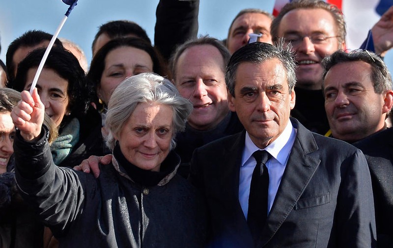 Fostul premier francez și candidat la prezidențiale Francois Fillon, condamnat la 5 ani de închisoare pentru deturnare de fonduri