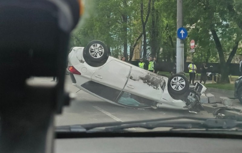 Trei mașini s-au lovit în sectorul 6 din București: un autoturism s-a răsturnat, iar o femeie a fost rănită