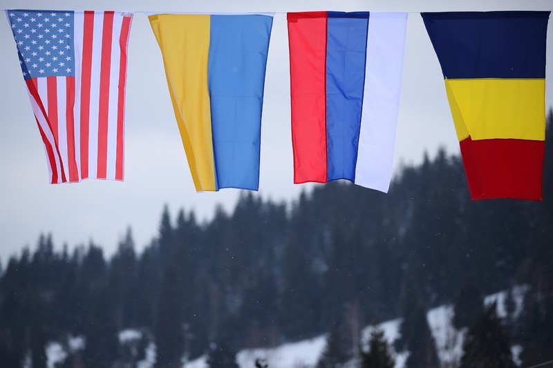 Nu sunt puse intenționat: succesiunea țărilor participante, în ordine alfabetică, a lăsat Ucraina și Rusia una lângă alta, flancate de Statele Unite și România