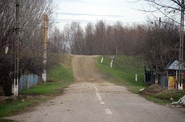 Ulița asfaltată se termină, brusc, în dig
