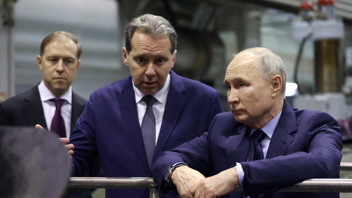 Vladimir Putin (stânga), surprins în timpul unei vizite la uzina Uralvagonzavod din Nijni Taghil Foto: Profimedia