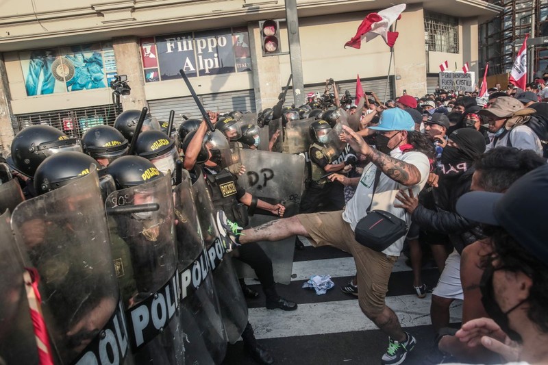 Demonstrații antiguvernamentale în Peru. FOTO: EPA