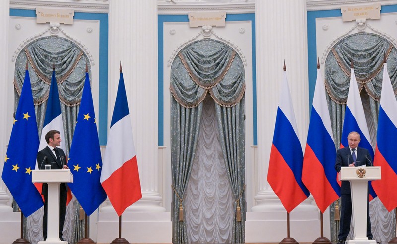 Președintele francez Emmanuel Macron și președintele rus Vladimir Putin, la conferința de presă comună de la finalul discuțiilor de la Kremlin | Foto: EPA-EFE/SERGEY GUNEEV / KREMLIN POOL / SPUTNIK POOL MANDATORY CREDIT