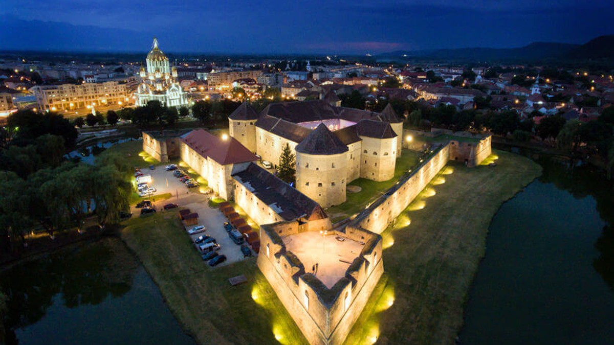 Cetatea Făgăraș - cele mai frumoase cetăți din România. Vedere Cetatea Făgăraș pe timp de noapte