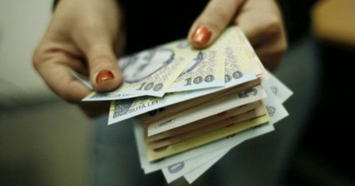 Indicele ROBOR a ajuns la 2,05%, un nou maxim. Femeie care numără un teanc de bani
