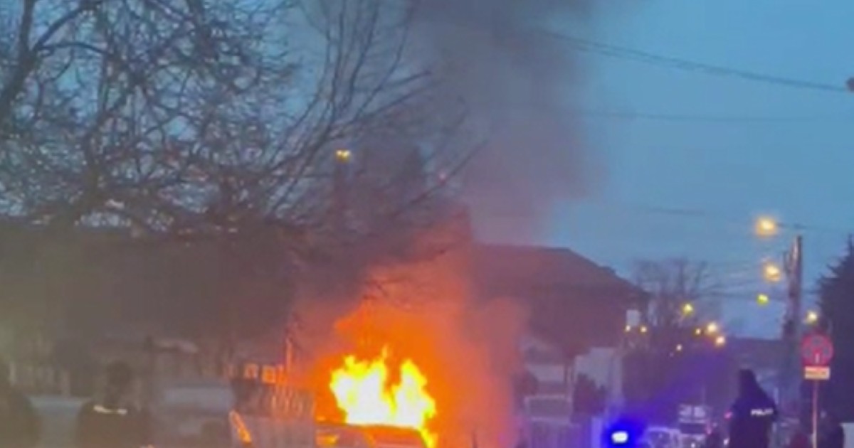 Imagine cu BMW-ul care a luat foc în mers, în Oradea