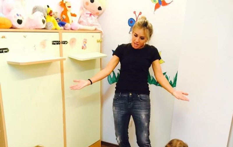 Diana Munteanu este profesoară de actorie  la o grădiniță din București. Imagini cu vedeta alături de cei mici