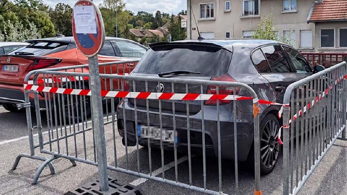 Un BMW parcat neregulamentar a fost înconjurat de bariere metalice