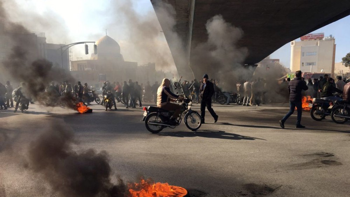 Proteste în Tehran, Iran, după majorarea prețului la benzină