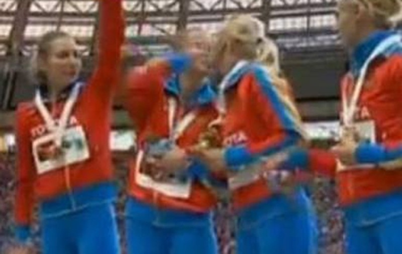 SĂRUT LESBI pe podium la CM de atletism! VIDEO
