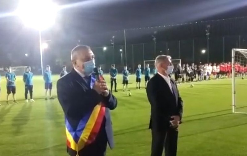 VIDEO | Stadionul unei comune din Cluj, inaugurat cu zeci de oameni în tribune. Primarul comunei: „Vă mulțumesc că ați venit în număr așa mare”