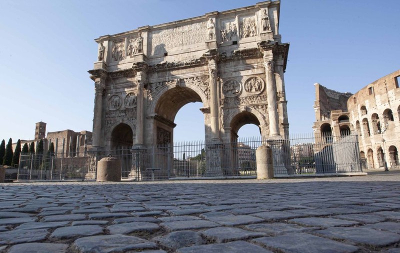 Arcul de triumf al lui Constantin cel Mare din Roma, lovit de un fulger. Monumentul a fost avariat