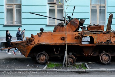 18 mai 2022, Ucraina, Kiev: Pietonii fac fotografii cu un transportor blindat rusesc BTR-82A distrus, care a fost mutat la locul său în fața muzeului militar din Kiev. Foto: Hepta