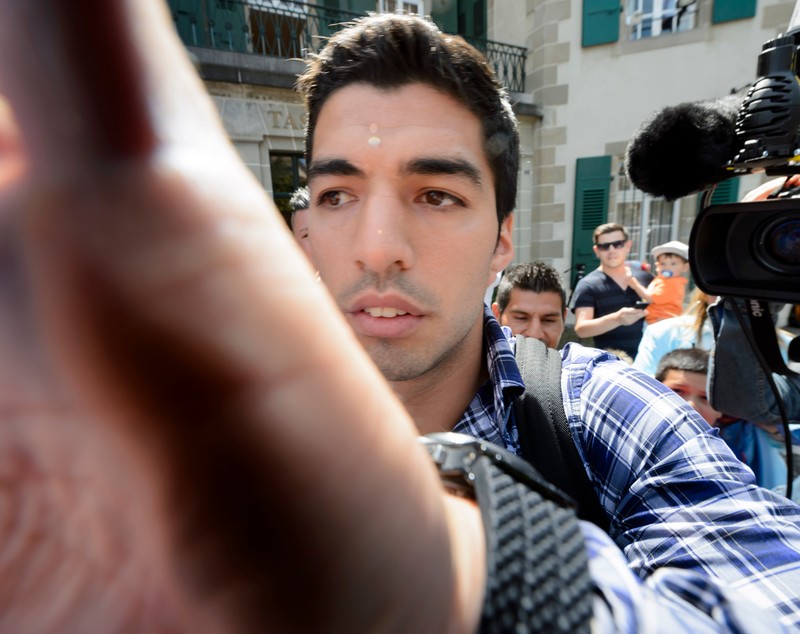 GALERIE FOTO / Luis Suarez provocat să muşte din nou, un fan i-a băgat mâna în gură