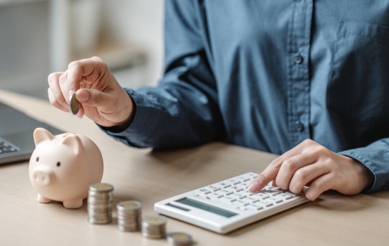 Românii vor să economisească, dar nu au din ce. Se consideră informați, dar apoi regretă deciziile luate - studiu