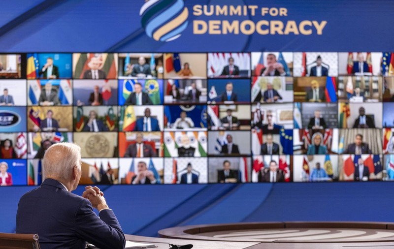 SUA promit susținerea presei libere în lume la un summit al democrației unde Rusia, China și Ungaria nu au primit invitație