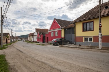 În clădirea galbenă din dreapta au fost cândva dispensarul şi grădiniţa din Ungra