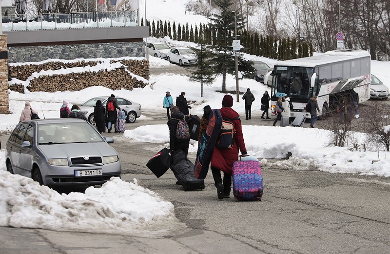 Turiştii ruşi se îmbarcă în autocarul care-i va duce din Bansko în Sofia. Din capitala Bulgariei, vor ajunge în Antalya şi apoi în Moscova