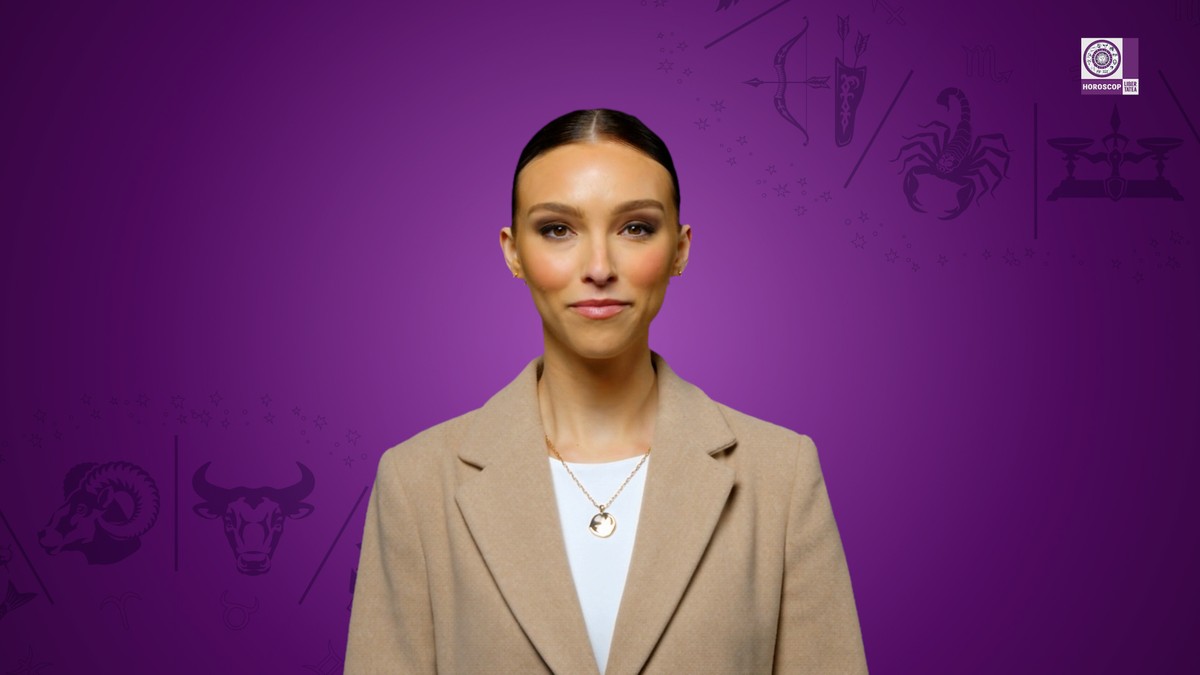 Horoscopul săptămânal este prezentat de Maria, un avatar creat de echipa Libertatea cu ajutorul inteligenței artificiale. Maria poarta un sacou bej si o bluza alba