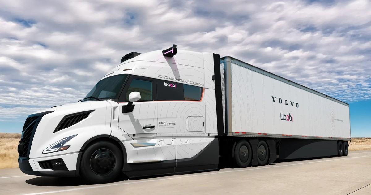 Un camion autonom Volvo alb, dezvoltat împreună cu startup-ul Waabi, într-o poză de prezentare pe o șosea din Statele Unite ale Americii.