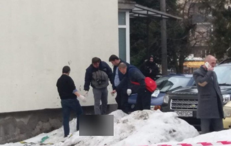 Bebeluș găsit mort în Petroșani. Cadavrul pruncului era învelit în cârpe și aruncat în zăpadă / FOTO