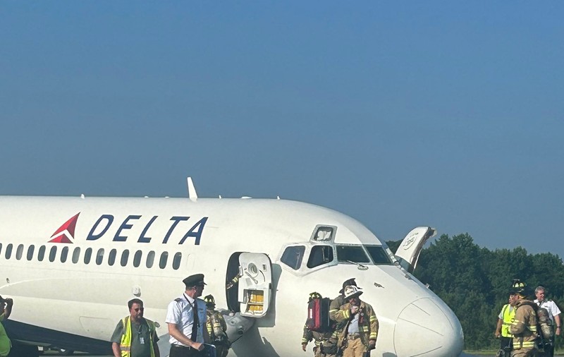 Un avion al companiei Delta a ajuns cu bine la sol, după ce trenul de aterizare s-a defectat. Piloții și pasagerii au scăpat teferi