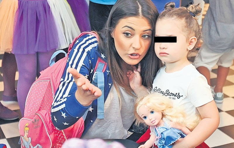 Antonia se mută în Italia, de dragul fetiţei