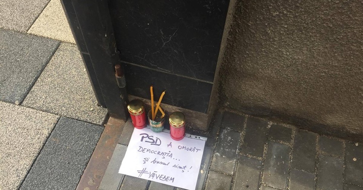Candele şi lumânări puse la intrarea în sediul PSD Alba. "PSD a omorât democraţia…şi bunul simţ”